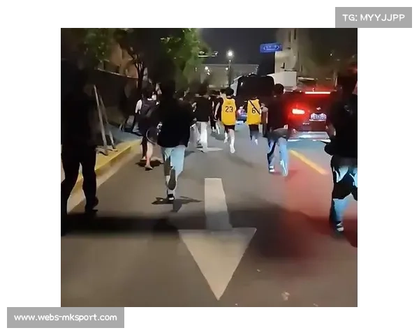 球迷文化的积极与消极面并存 机场事件警示我们理性追星与公共安全的平衡 球迷文化的积极与消极面并存 机场事件警示我们理性追星与公共安全的平衡